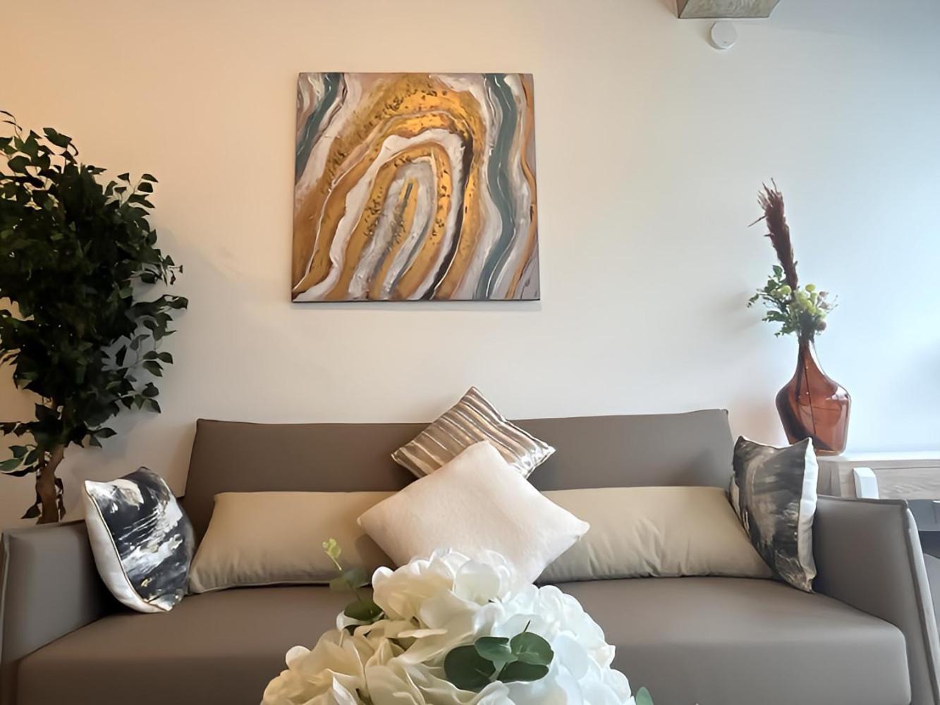 1Br Luxury Flat At Train Station - Long Stays Welcome - Just Ask มิลตันคีนส์ ภายนอก รูปภาพ