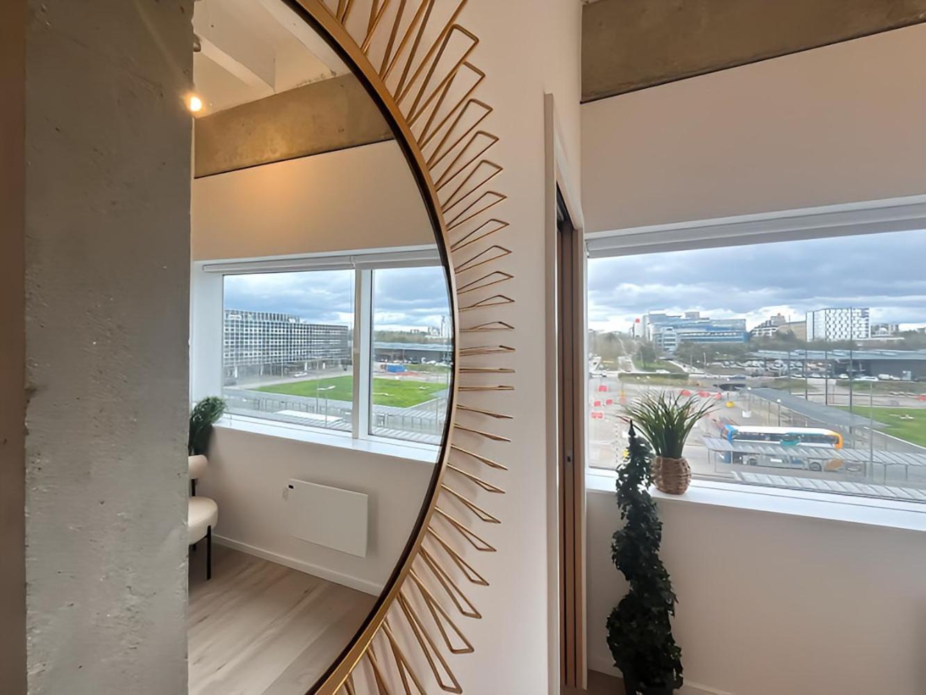 1Br Luxury Flat At Train Station - Long Stays Welcome - Just Ask มิลตันคีนส์ ภายนอก รูปภาพ