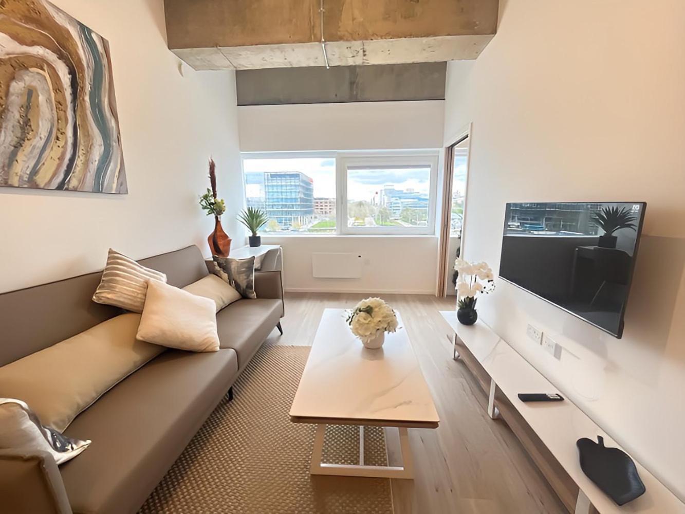 1Br Luxury Flat At Train Station - Long Stays Welcome - Just Ask มิลตันคีนส์ ภายนอก รูปภาพ