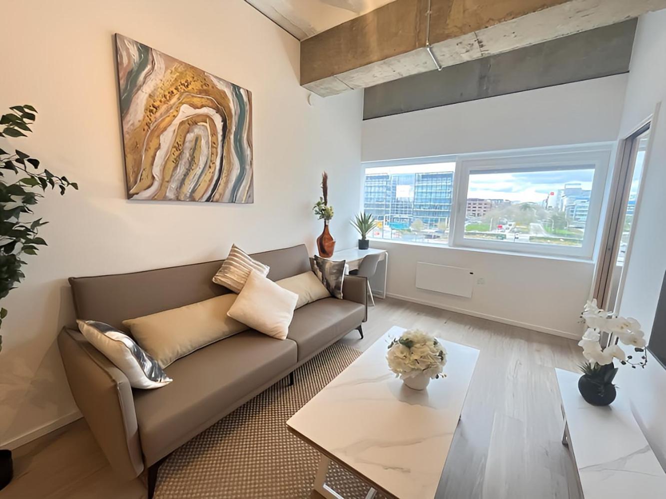 1Br Luxury Flat At Train Station - Long Stays Welcome - Just Ask มิลตันคีนส์ ภายนอก รูปภาพ